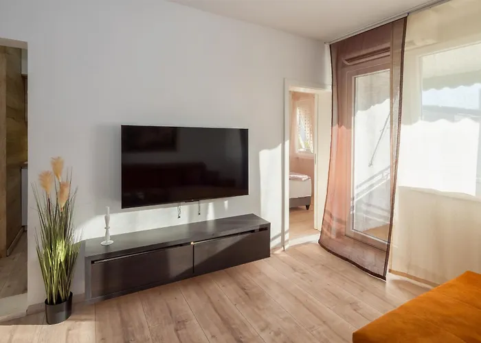 3-Bedroom Sea View Apartment - Balcony, Elevator - Spinut, Split