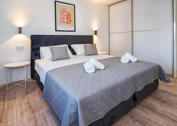 3-Bedroom Sea View Apartment - Balcony, Elevator - Spinut, Split